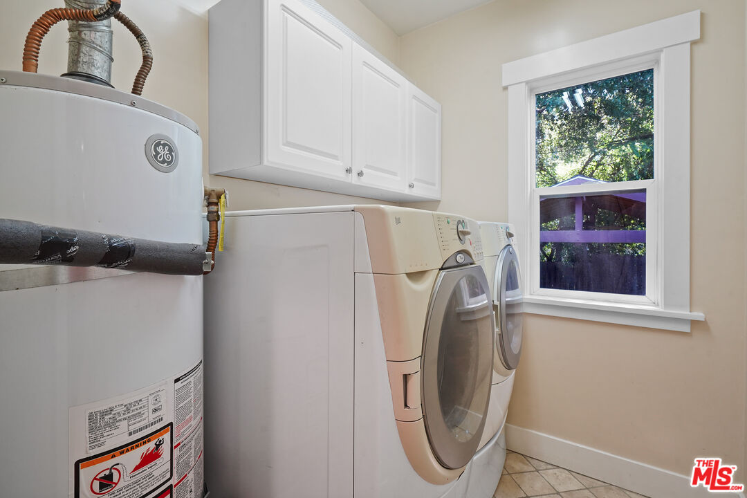 910 Bell Street Pasadena, CA 91104 - Photo 30 of 32 a utility room with dryer and washer