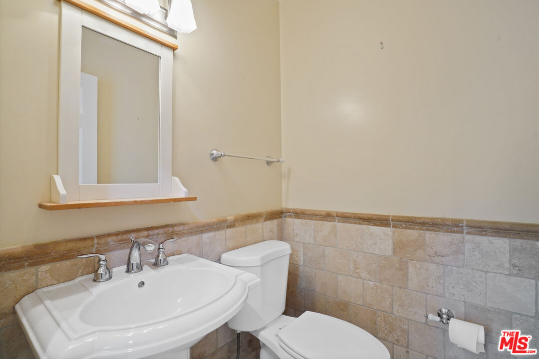 910 Bell Street Pasadena, CA 91104 - Photo 31 of 32 a bathroom with a toilet a sink and mirror