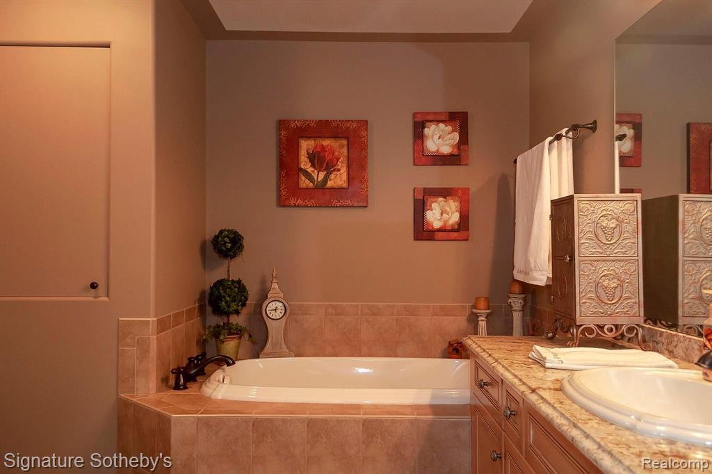 204 Gallogly Road Lake Angelus, MI 48326 - Photo 34 of 85