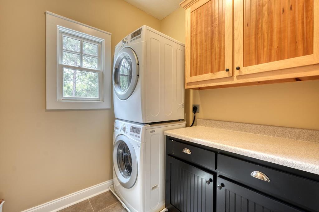 1401 Lakeside Road Hiawassee, GA 30546 - Photo 24 of 46 a utility room with dryer and washer