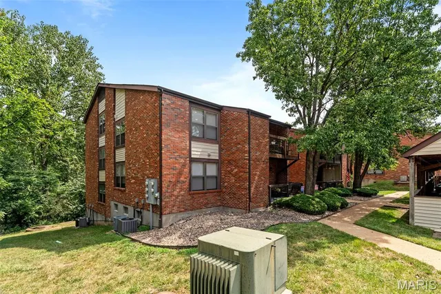 $155,000 | 6808 Cottage Grove Lane, Unit I, St. Louis, MO 63129