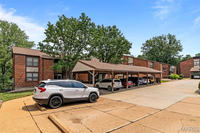 $155,000 | 6808 Cottage Grove Lane, Unit I, St. Louis, MO 63129