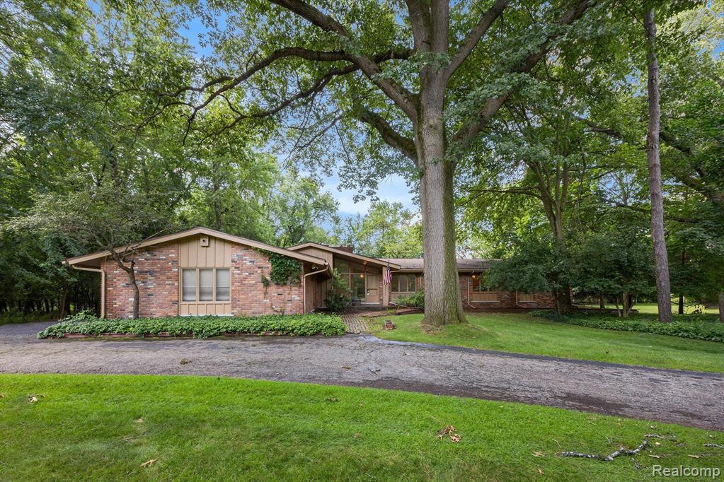 25425 Dennison Road Franklin, MI 48025 - Photo 2 of 44 Gallery Image 2