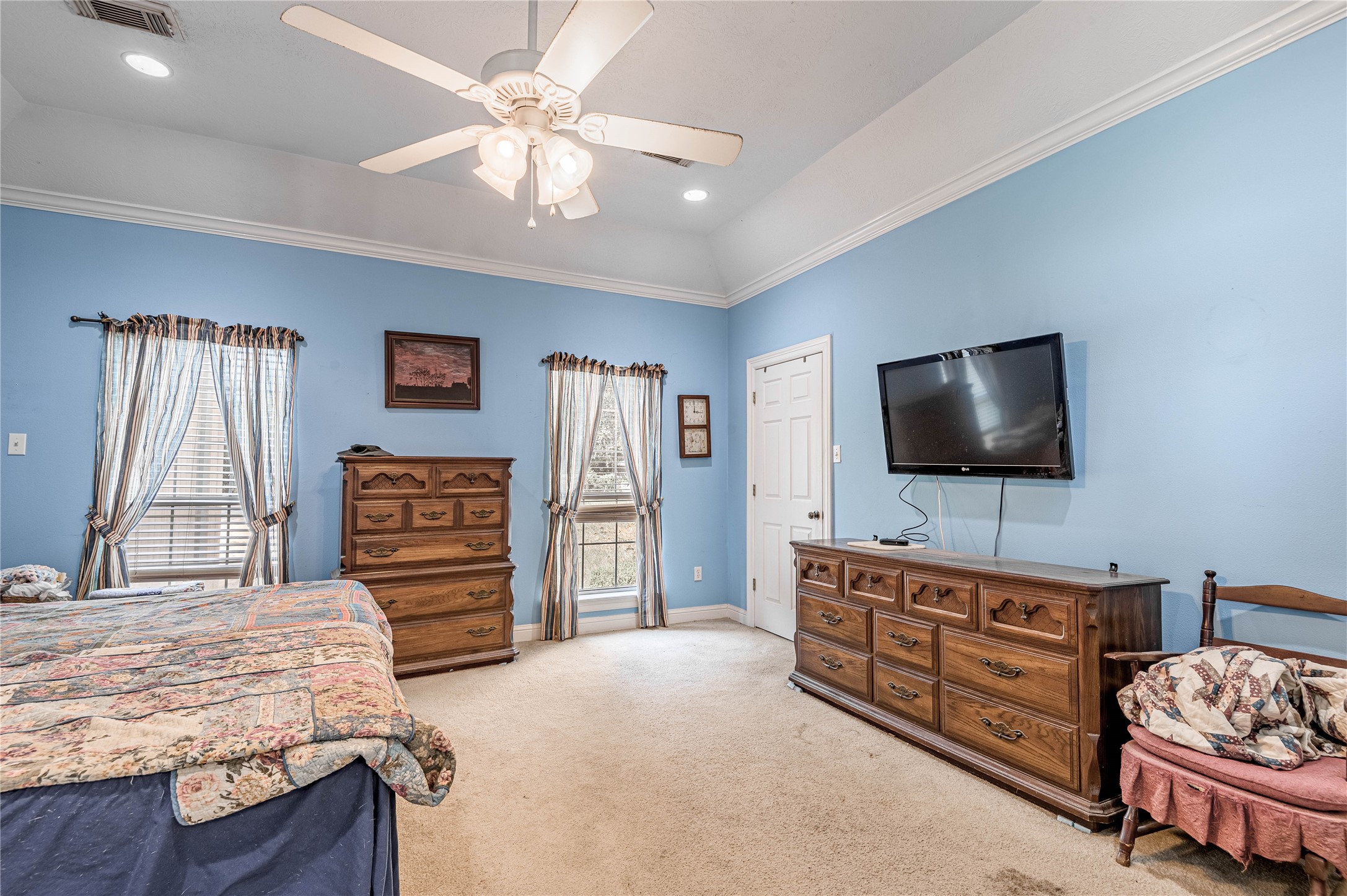 206 Lake Front Drive Trinity, TX 75862 - Photo 35 of 48 a living room with furniture and a flat screen tv