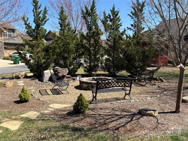 a view of a backyard