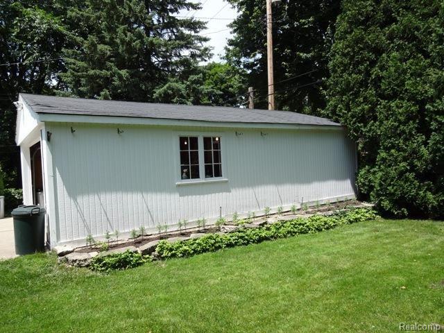 282 Kerby Road Grosse Pointe, MI 48236 - Photo 17 of 17 282 Kerby oversized garage.jpg