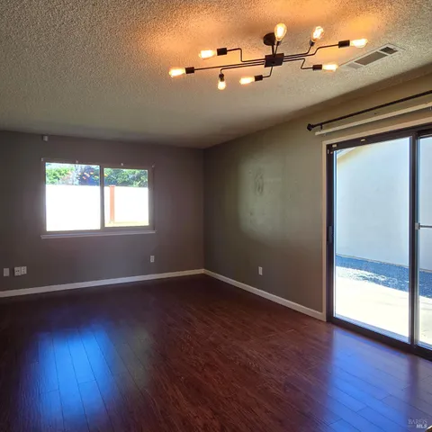 $2,500 | 2031 California Drive, Vacaville, CA 95687