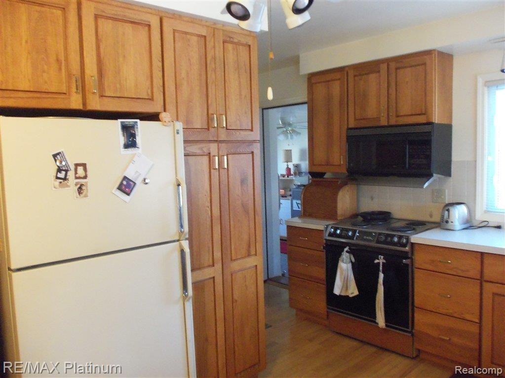 1027 Bower Street Howell, MI 48843 - Photo 5 of 10 Kitchen