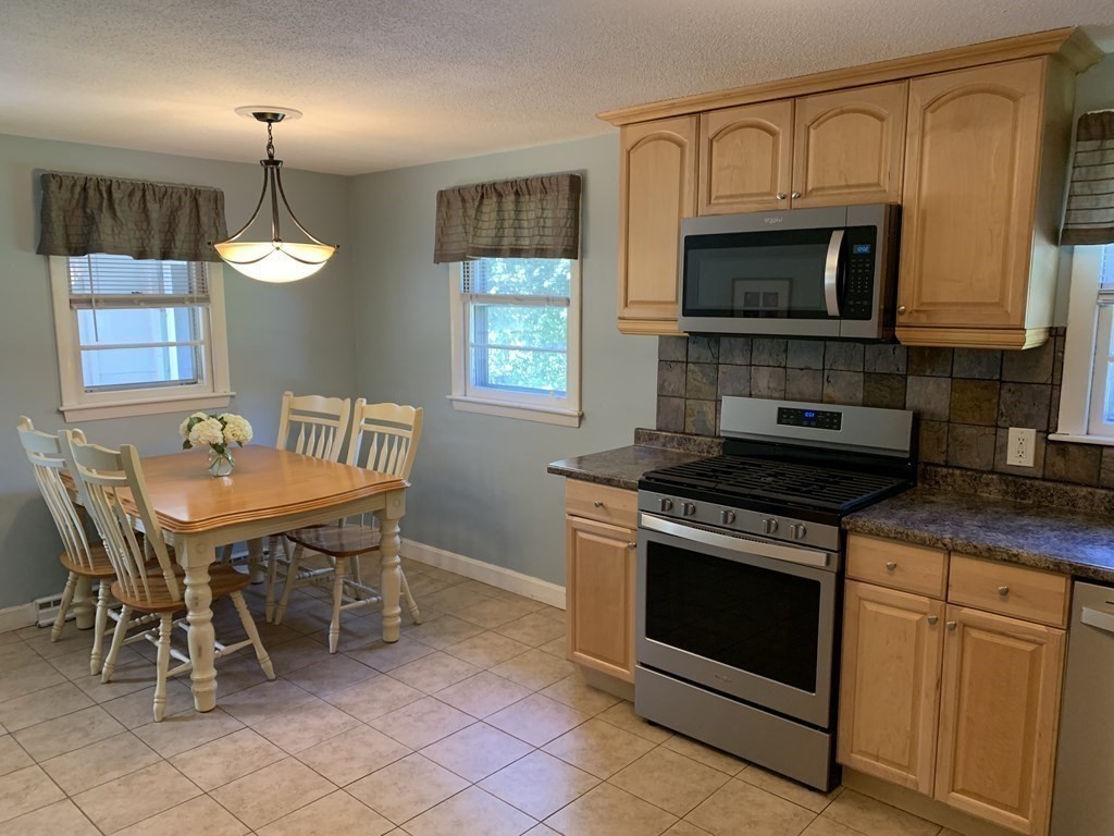 83 Robin Hill Road Chelmsford, MA 01824 - Photo 4 of 42 Gallery Image 4
