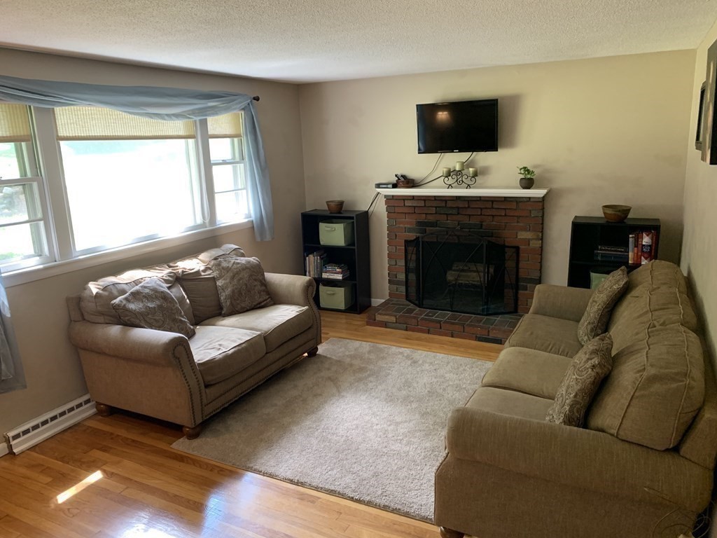 83 Robin Hill Road Chelmsford, MA 01824 - Photo 8 of 42 Gallery Image 8