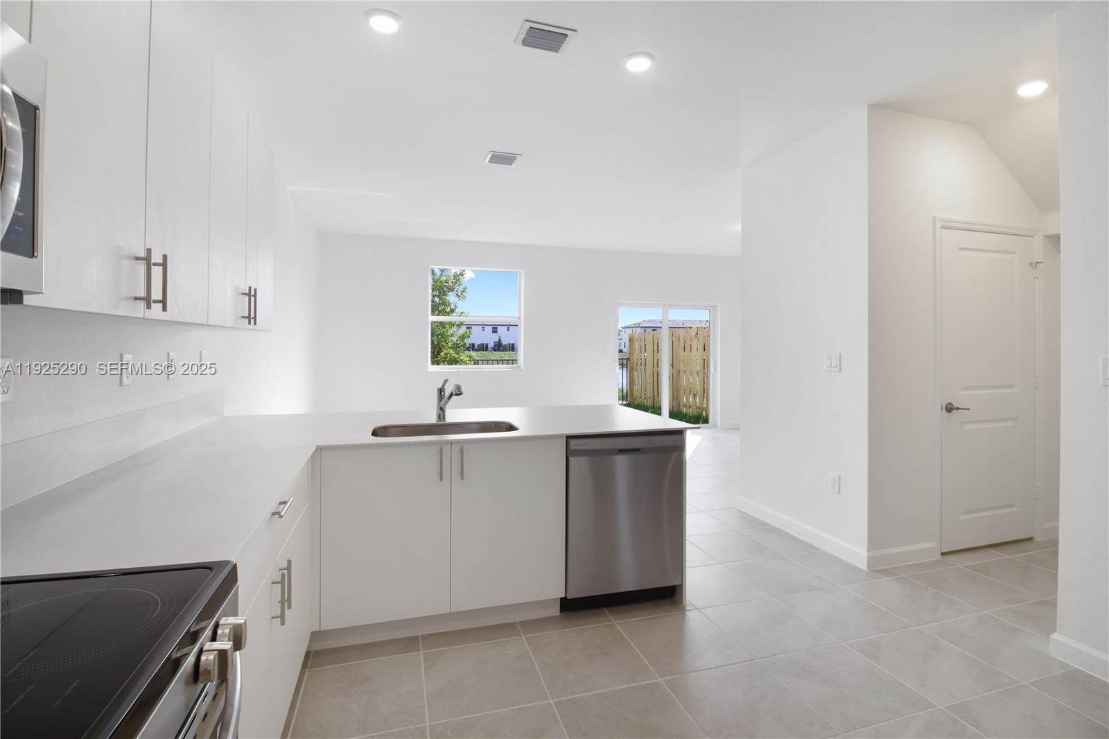 2747 Southeast 25th Avenue Homestead, FL 33035 - Photo 12 of 43