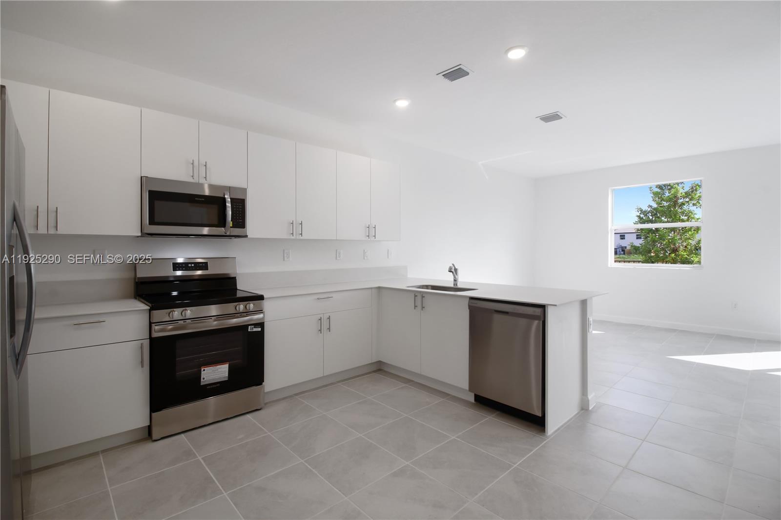 2747 Southeast 25th Avenue Homestead, FL 33035 - Photo 8 of 43