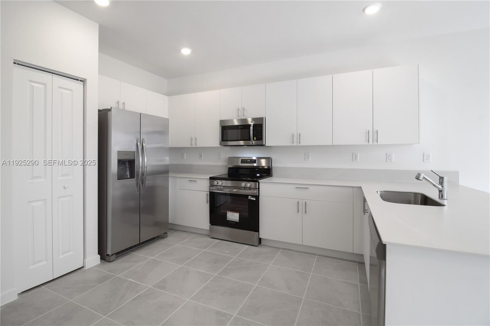 2747 Southeast 25th Avenue Homestead, FL 33035 - Photo 9 of 43