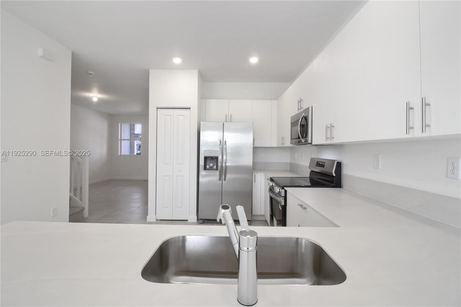 2747 Southeast 25th Avenue Homestead, FL 33035 - Photo 10 of 43