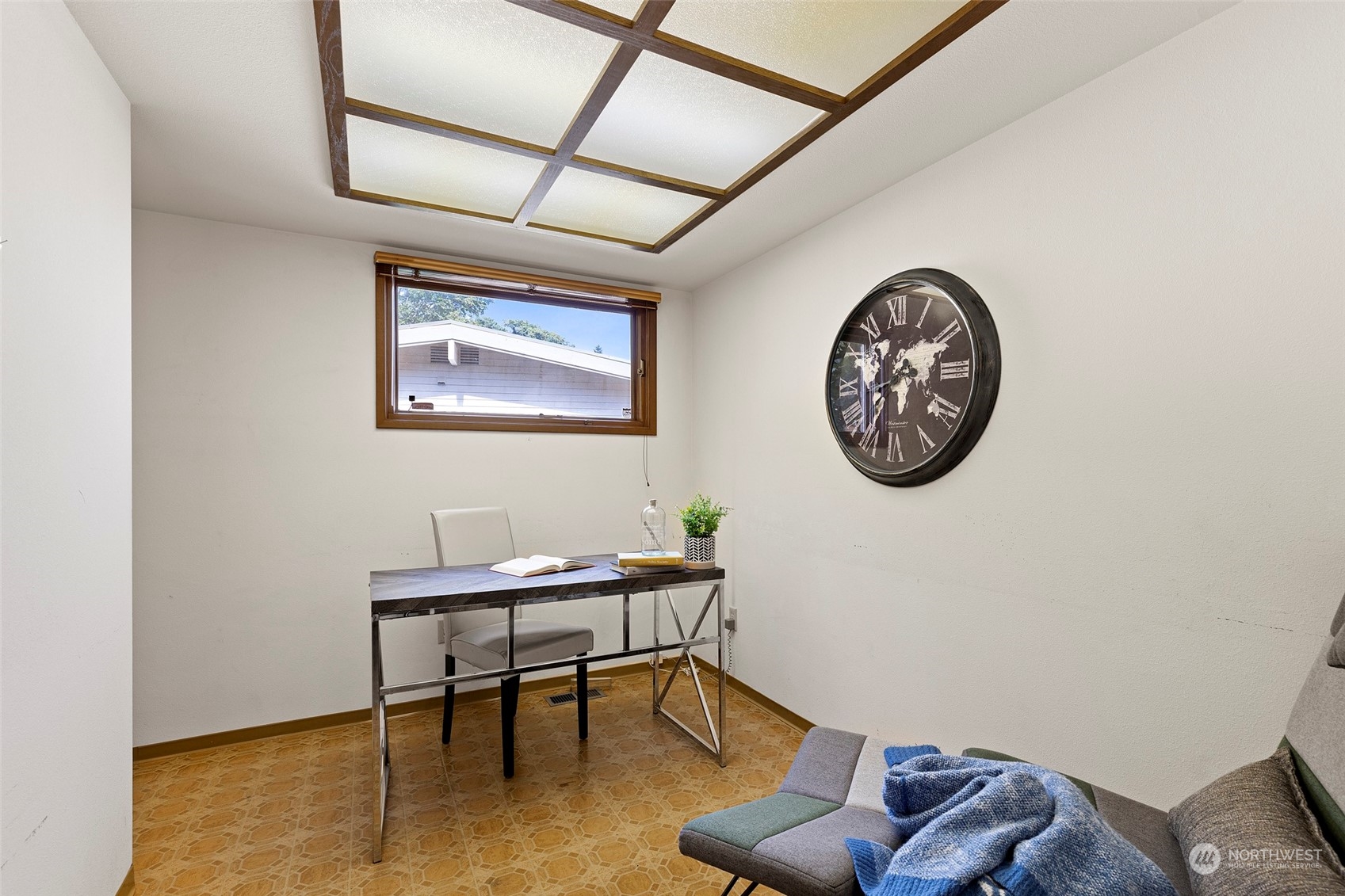 411 Seneca Court Northwest Renton, WA 98057 - Photo 25 of 37 a view of a livingroom with furniture and a workspace