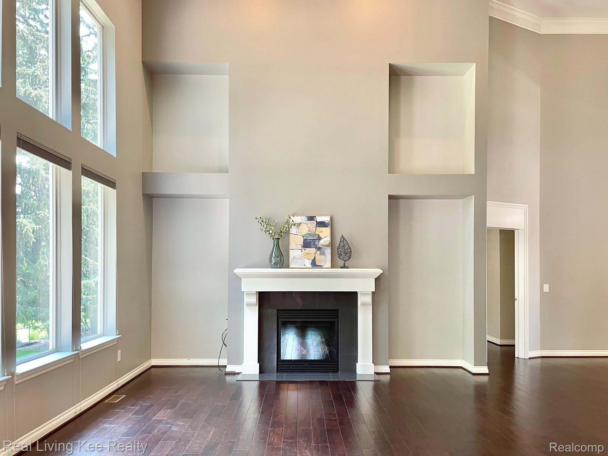 557 Curzon Road Rochester, MI 48307 - Photo 23 of 66 Gas fireplace and beautiful architectural detail in great room
