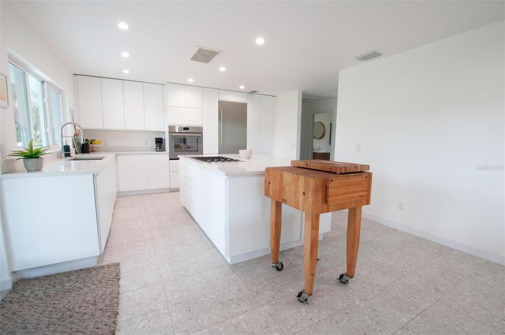 1635 Southwest Rodgers Avenue Arcadia, FL 34266 - Photo 11 of 32 a kitchen with sink a microwave and refrigerator