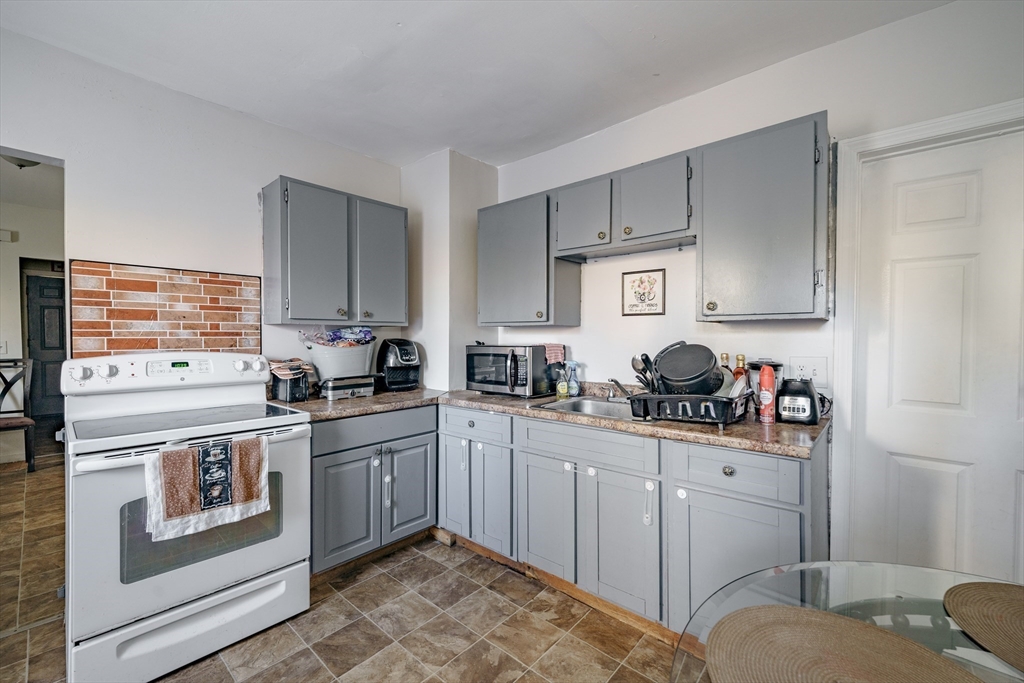 452 Franklin Street Springfield, MA 01104 - Photo 4 of 17 Gallery Image 4