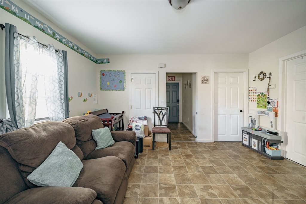 452 Franklin Street Springfield, MA 01104 - Photo 5 of 17 Gallery Image 5