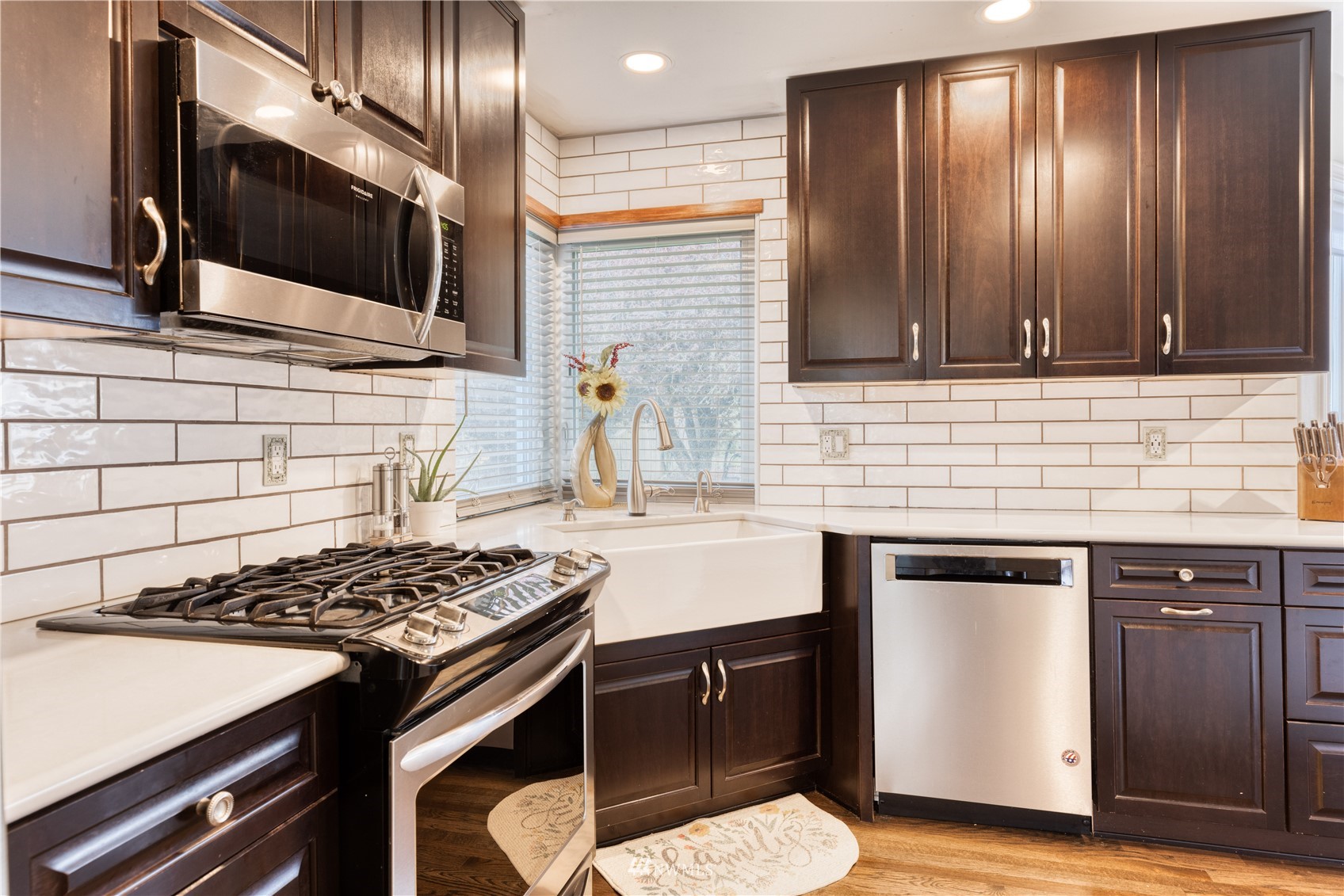 7414 Vandermark Road East Bonney Lake, WA 98391 - Photo 9 of 40 a kitchen with a stove and a sink