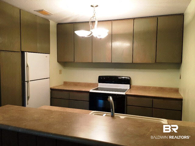 1128 North Alston Street, Unit 1128 Foley, AL 36535 - Photo 10 of 24 Kitchen