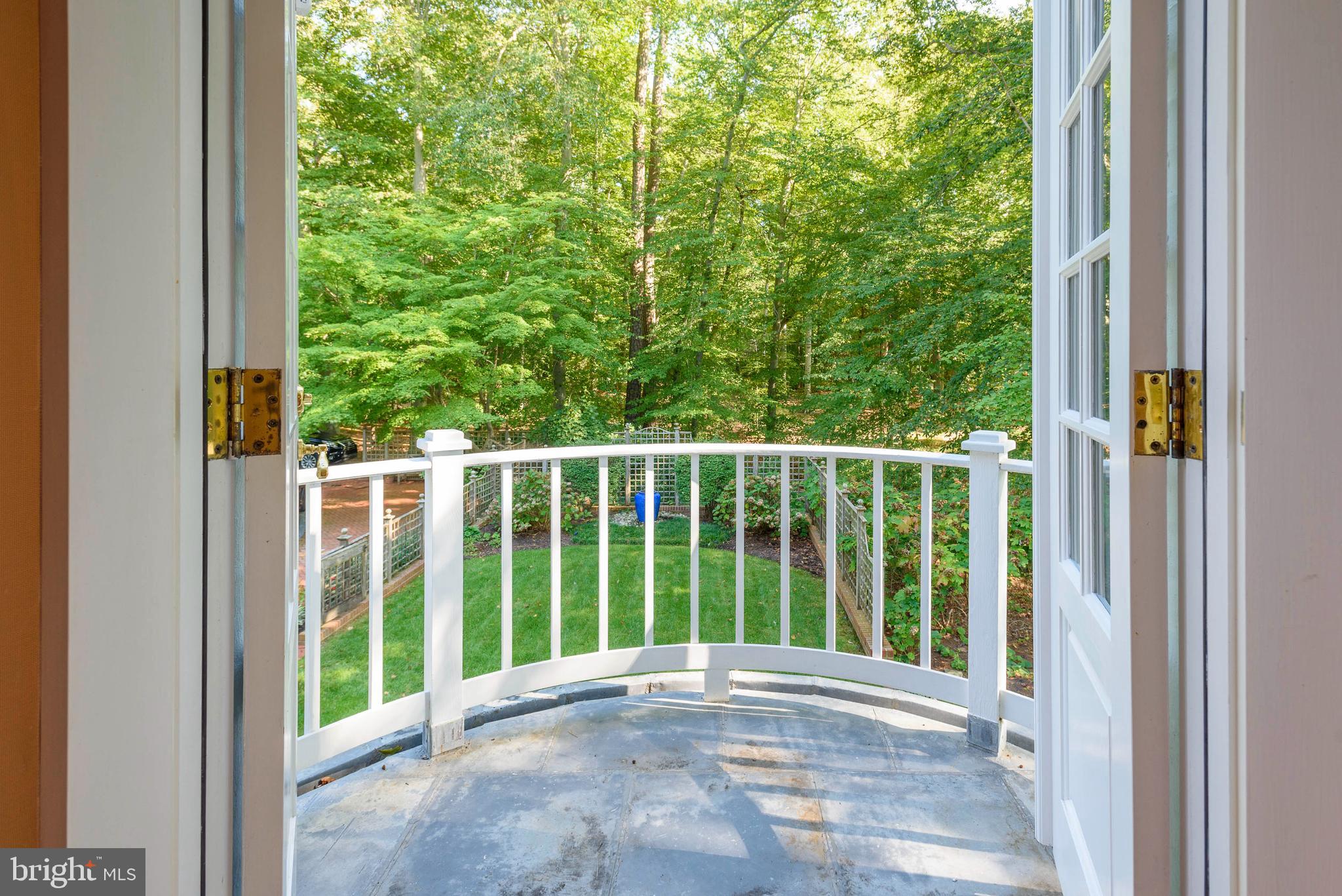 7950 Bloomfield Road Easton, MD 21601 - Photo 38 of 57 Balcony overlooking garden courtyard