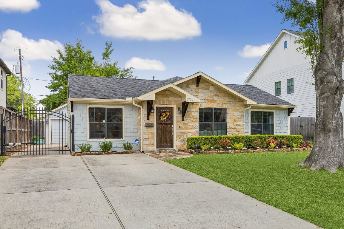 1722 Lamonte Lane Houston, TX 77018 - Photo 30 of 34 a front view of a house with a garden