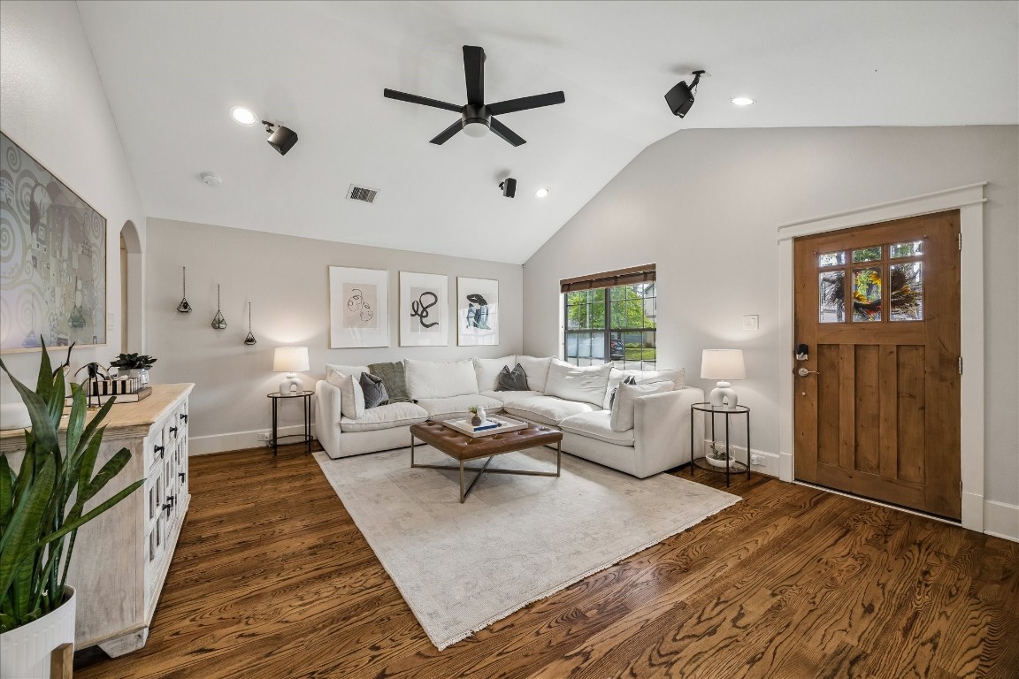 1722 Lamonte Lane Houston, TX 77018 - Photo 4 of 34 a living room with furniture