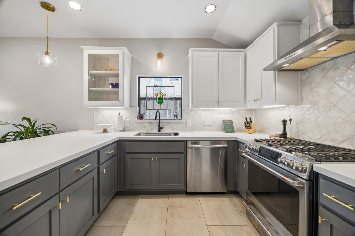 1722 Lamonte Lane Houston, TX 77018 - Photo 8 of 34 a kitchen with a sink stove and cabinets