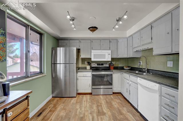 4664 Ridgeglen Road Colorado Springs, CO 80918 - Photo 10 of 37