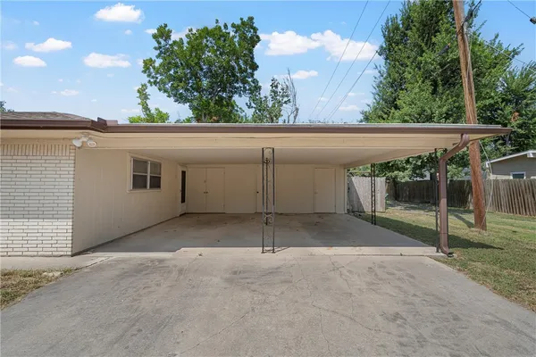 $275,000 | 524 East Avenue D, Rosebud, TX 76570