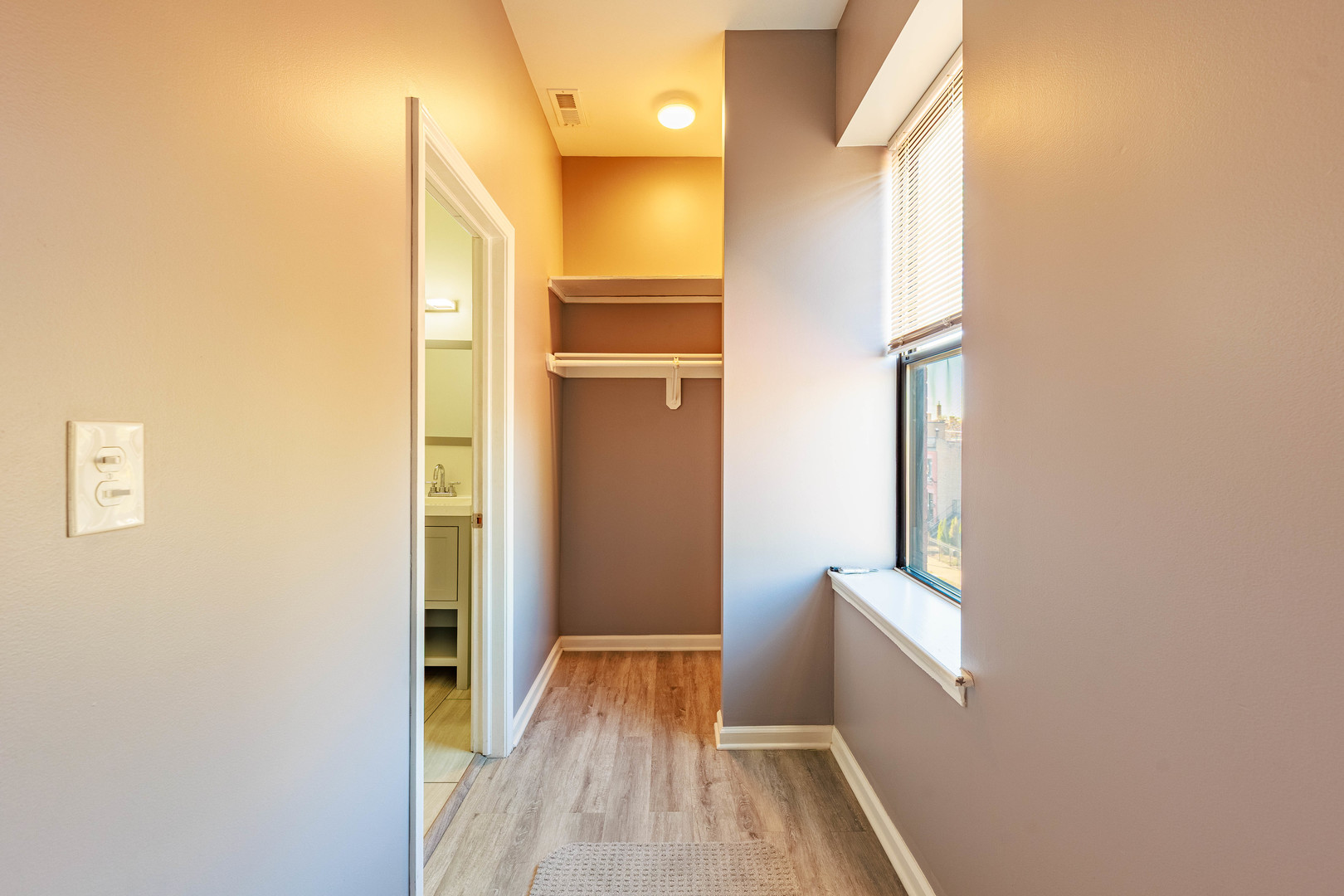 3704 South King Drive, Unit 3C Chicago, IL 60653 - Photo 20 of 26 a view of a hallway with wooden floor and a bathroom