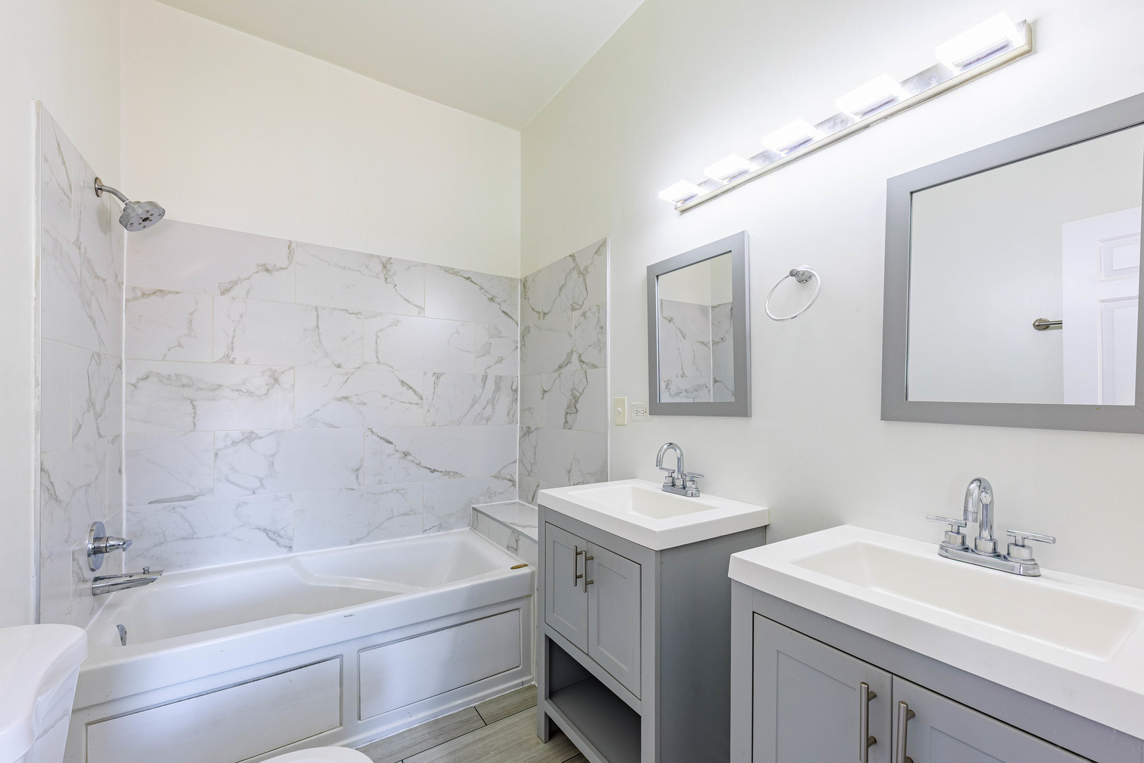 3704 South King Drive, Unit 3C Chicago, IL 60653 - Photo 21 of 26 a bathroom with a sink a toilet and bathtub