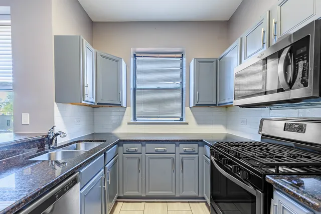 $219,900 | 3704 South King Drive, Unit 3C, Chicago, IL 60653