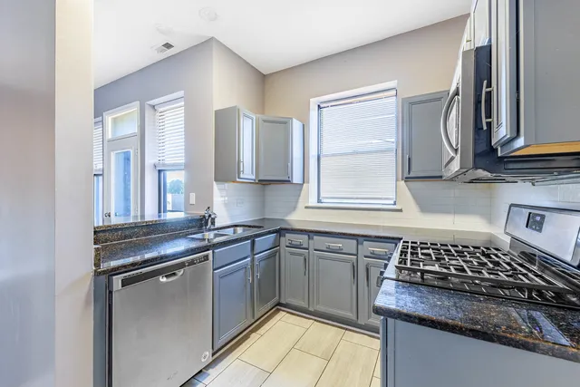 $219,900 | 3704 South King Drive, Unit 3C, Chicago, IL 60653