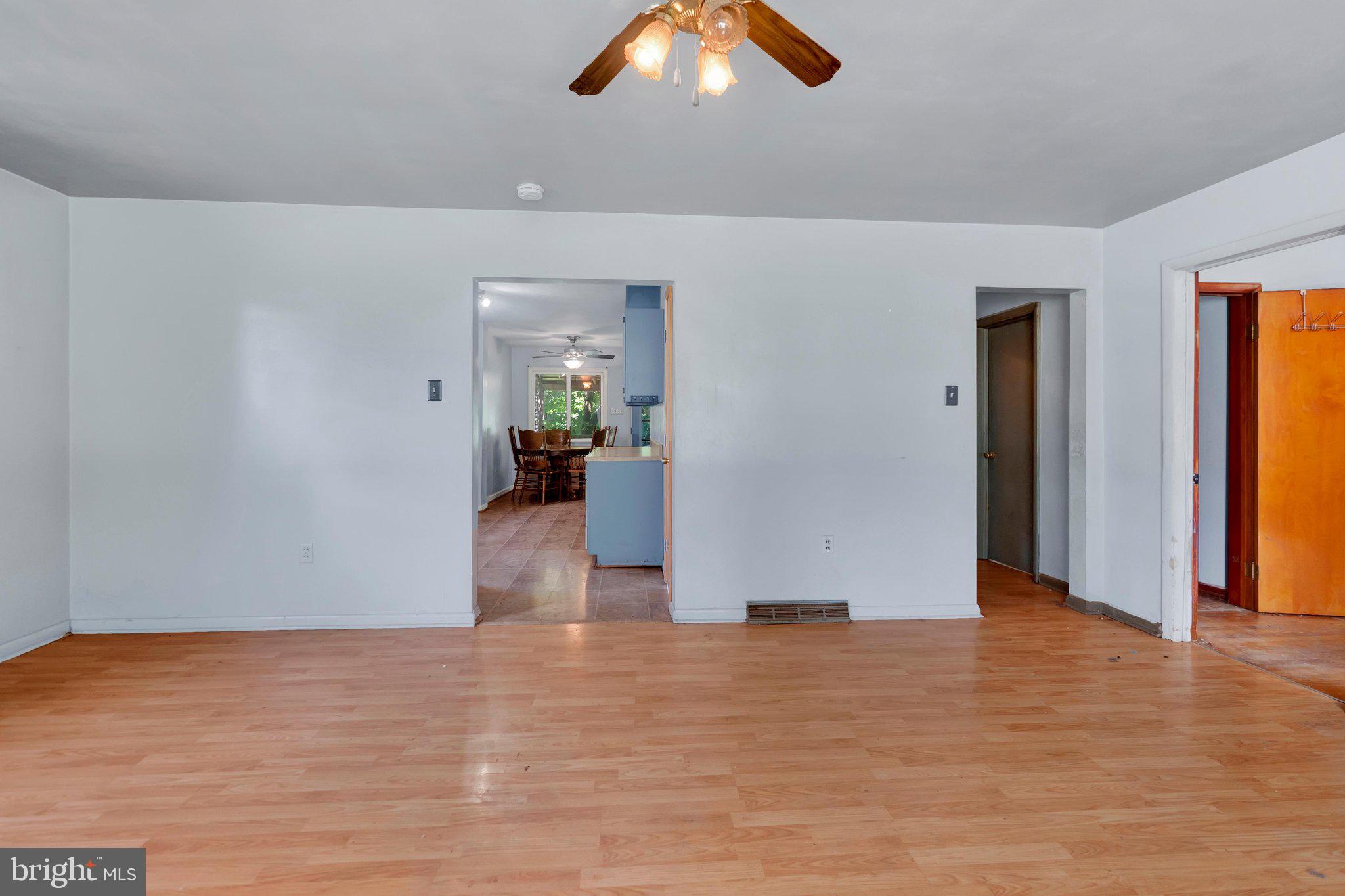 11024 Hickory School Road Williamsport, MD 21795 - Photo 6 of 16 Main Living Area
