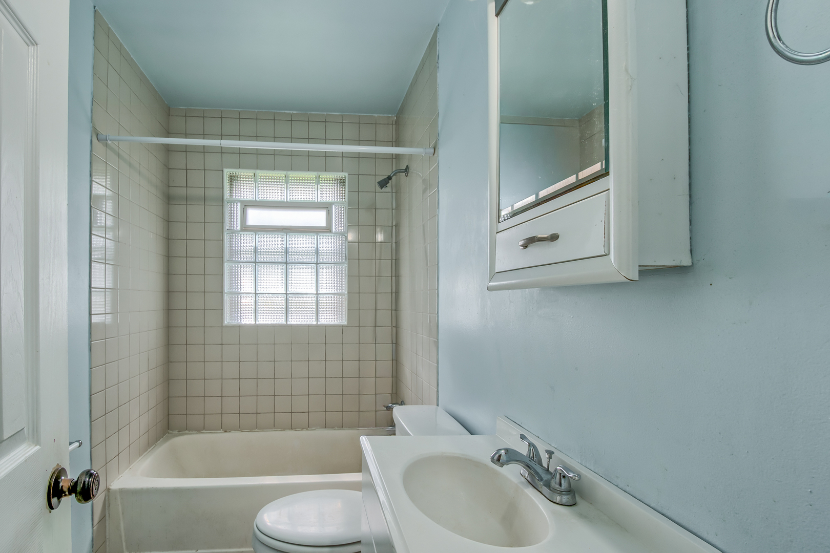 4113 West Crystal Lake Road McHenry, IL 60050 - Photo 11 of 14 a bathroom with a sink and a bathtub
