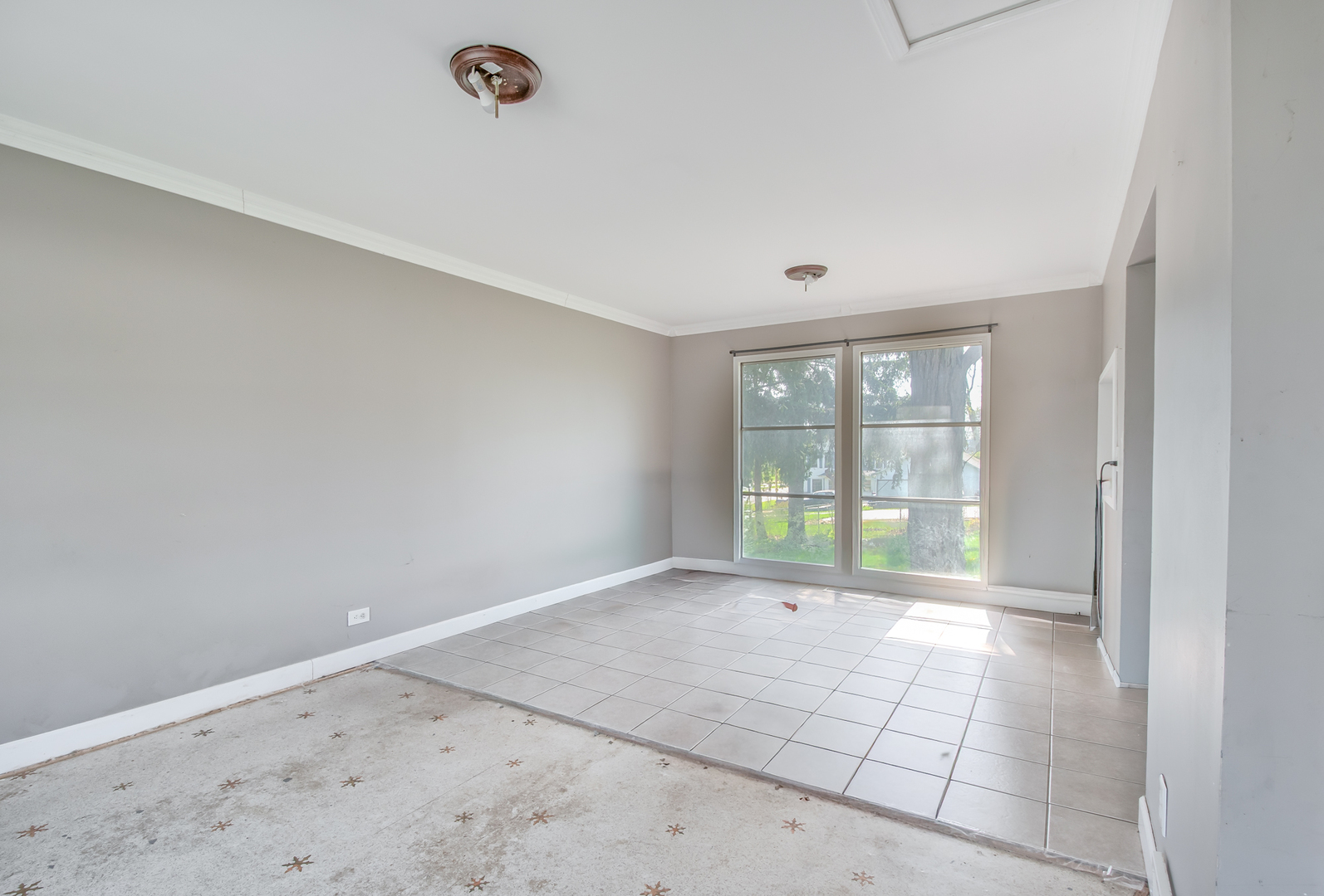 4113 West Crystal Lake Road McHenry, IL 60050 - Photo 5 of 14 an empty room with windows