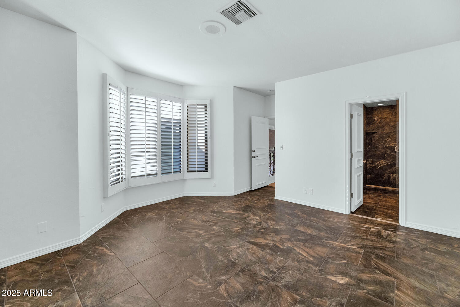 7878 East Gainey Ranch Road, Unit 25 Scottsdale, AZ 85258 - Photo 27 of 42 a view of an empty room with a window