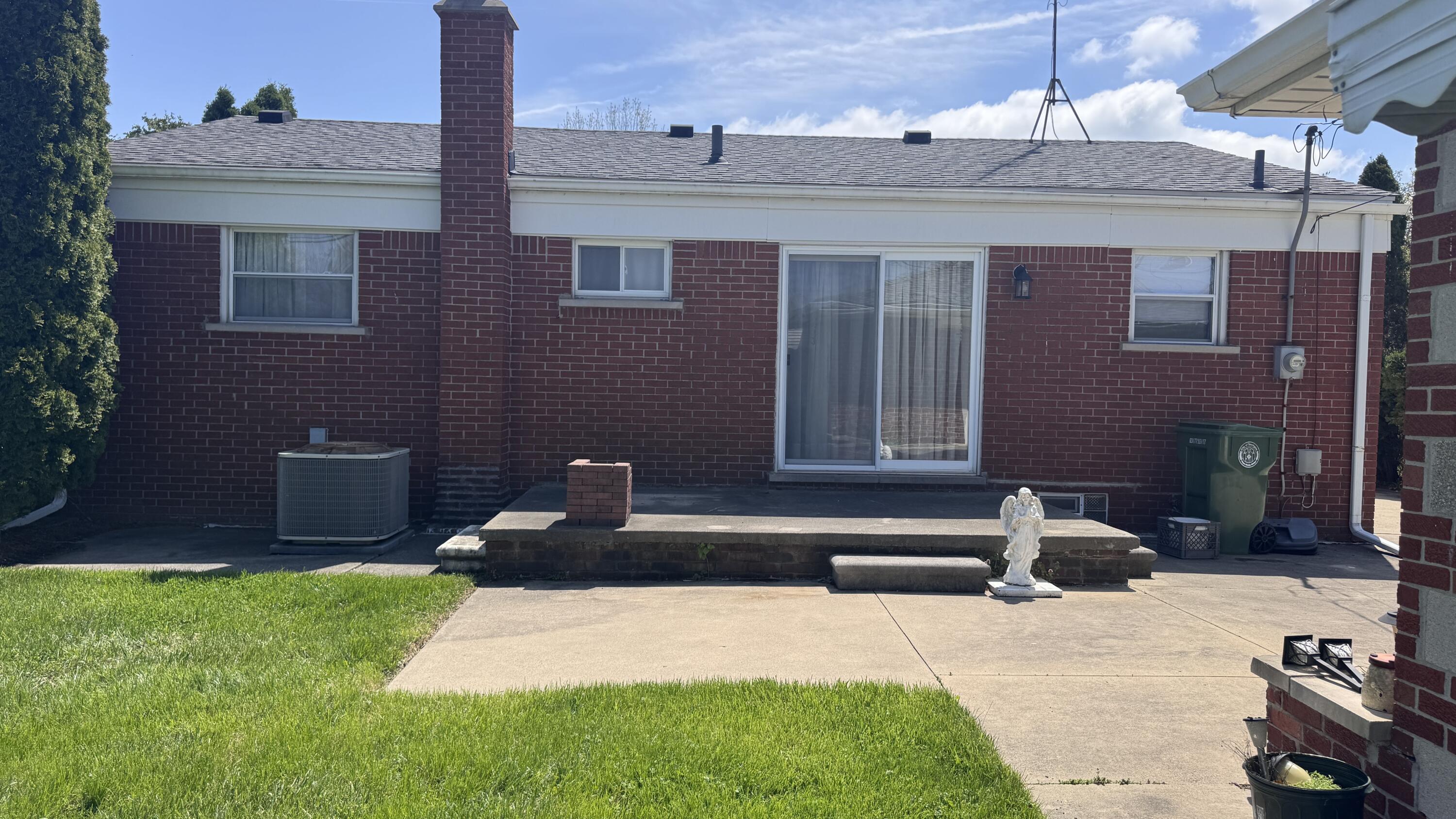 13442 Kerr Street Southgate, MI 48195 - Photo 6 of 23 IMG_1390