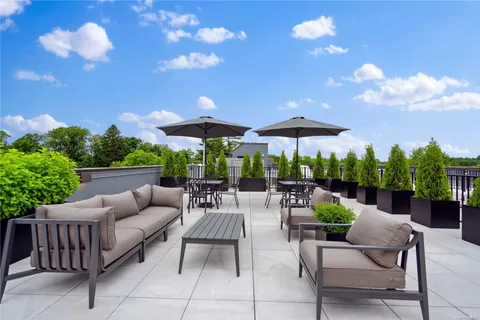 $1,226,500 | 218 Middle Neck Road, Unit 105, Great Neck, NY 11021