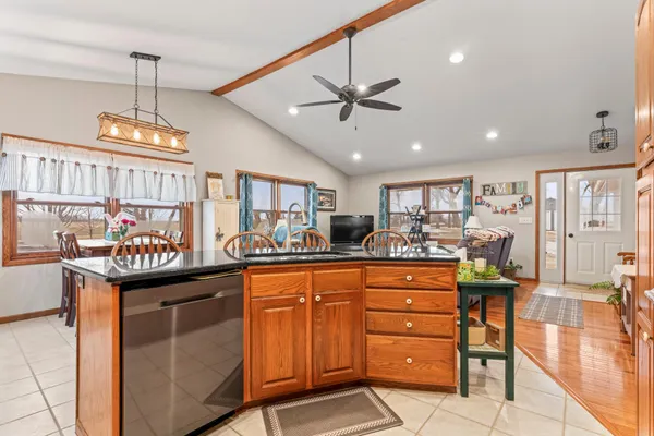 $549,900 | 23371 650th Avenue, Alden, MN 56009