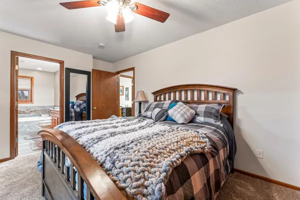 $549,900 | 23371 650th Avenue, Alden, MN 56009