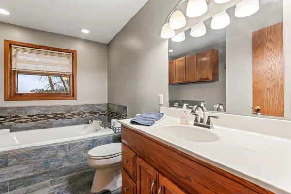 $549,900 | 23371 650th Avenue, Alden, MN 56009