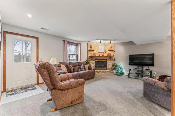 $549,900 | 23371 650th Avenue, Alden, MN 56009