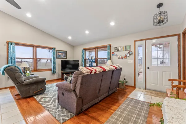 $549,900 | 23371 650th Avenue, Alden, MN 56009