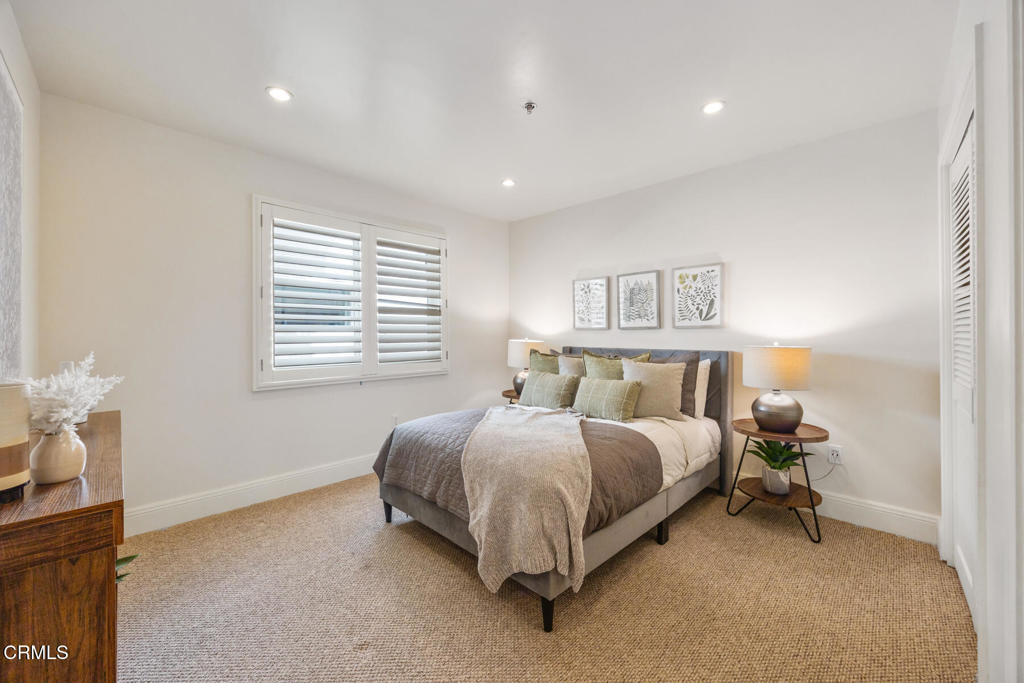 120 South Mentor Avenue, Unit 202 Pasadena, CA 91106 - Photo 28 of 40 a bed room with a bed and a lamp