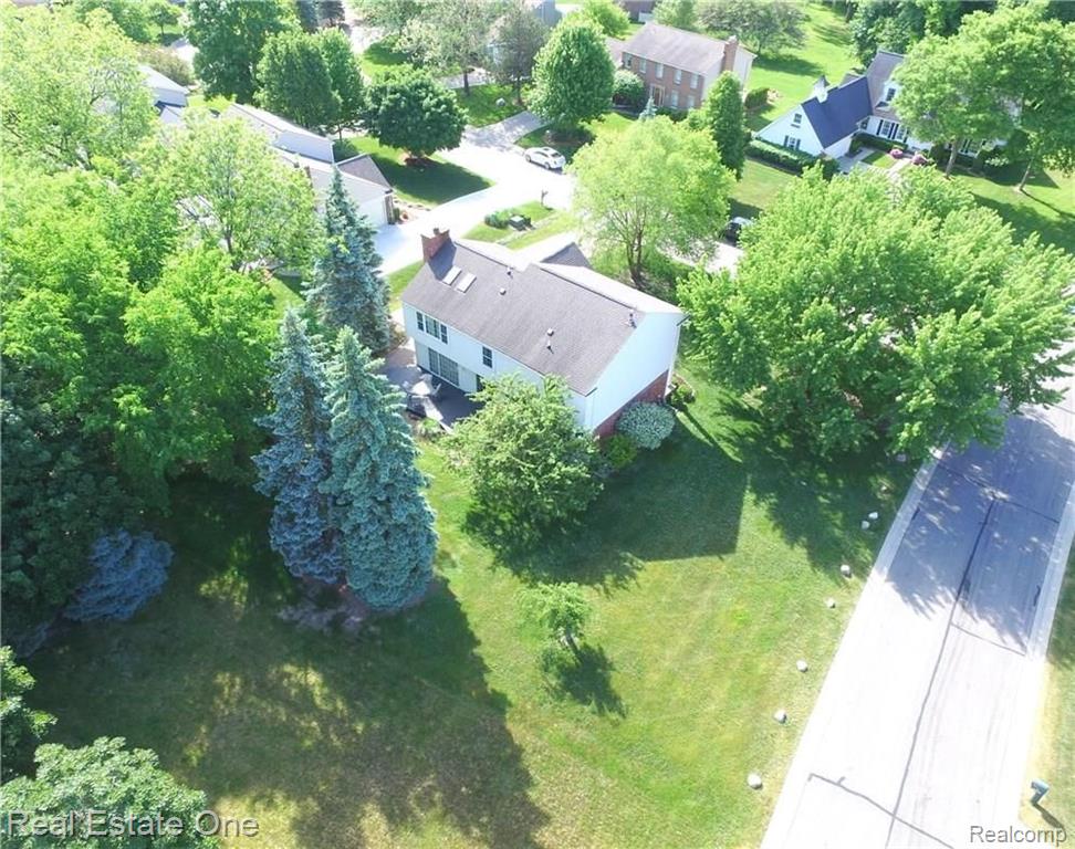 1984 Clear Point Court Rochester Hills, MI 48306 - Photo 3 of 21