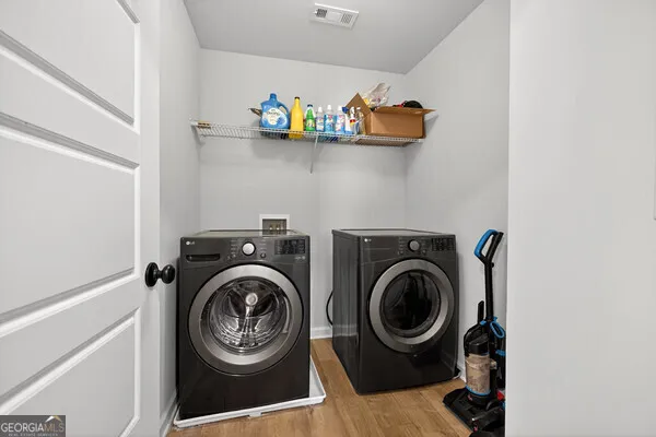 a view of back yard of the house