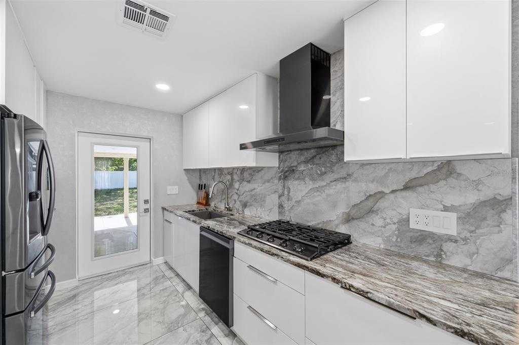 15549 Newport Road Clearwater, FL 33764 - Photo 11 of 66